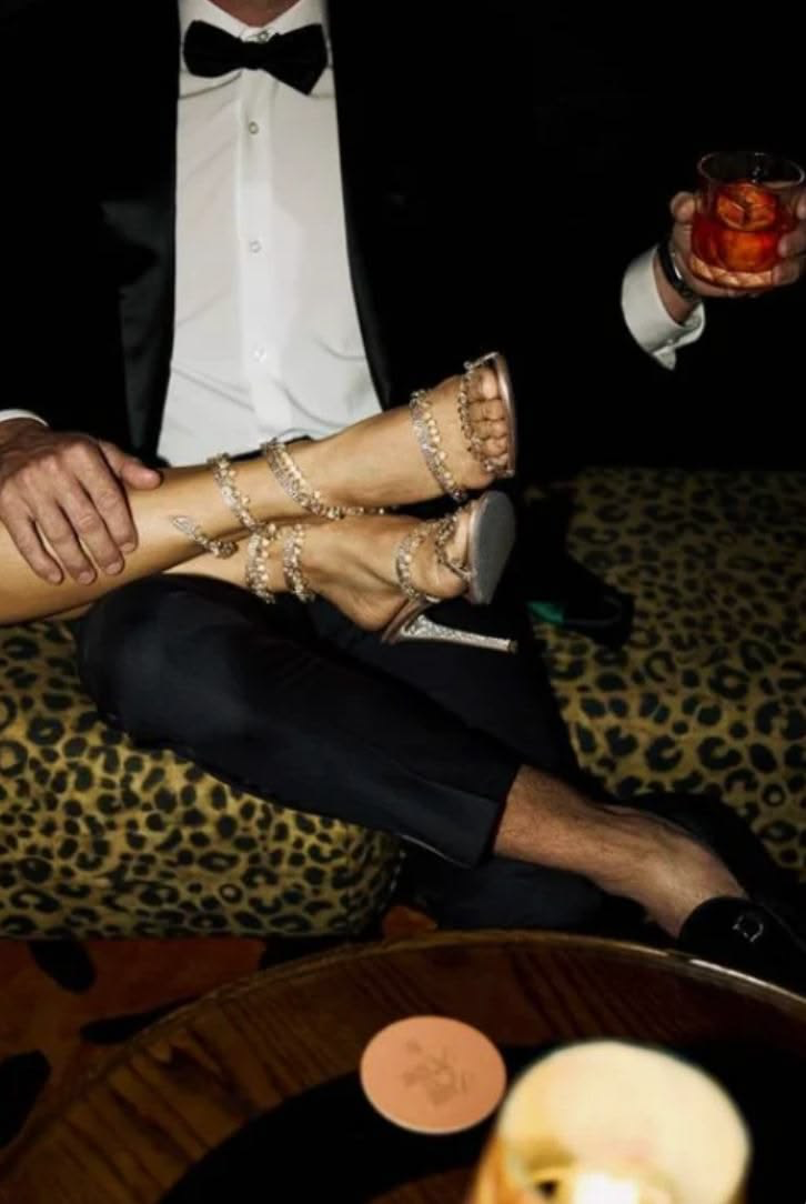 Cocktails und elegante Abendkleidung in einer Lounge